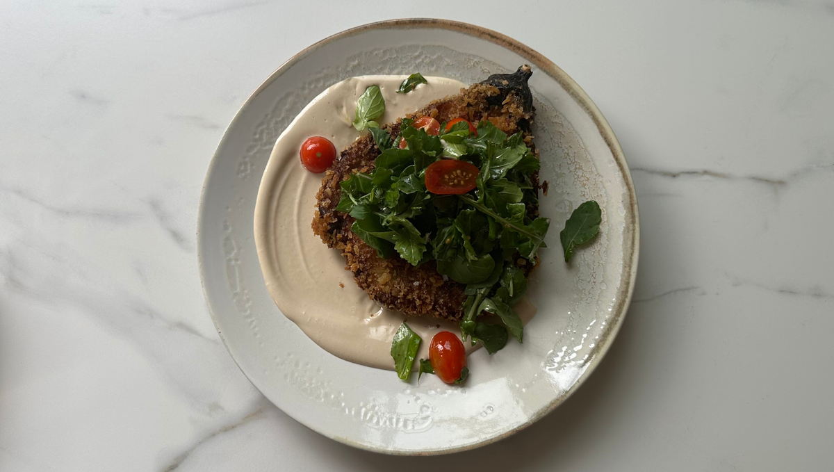 Steak de berenjena frita con tahini y ensalada