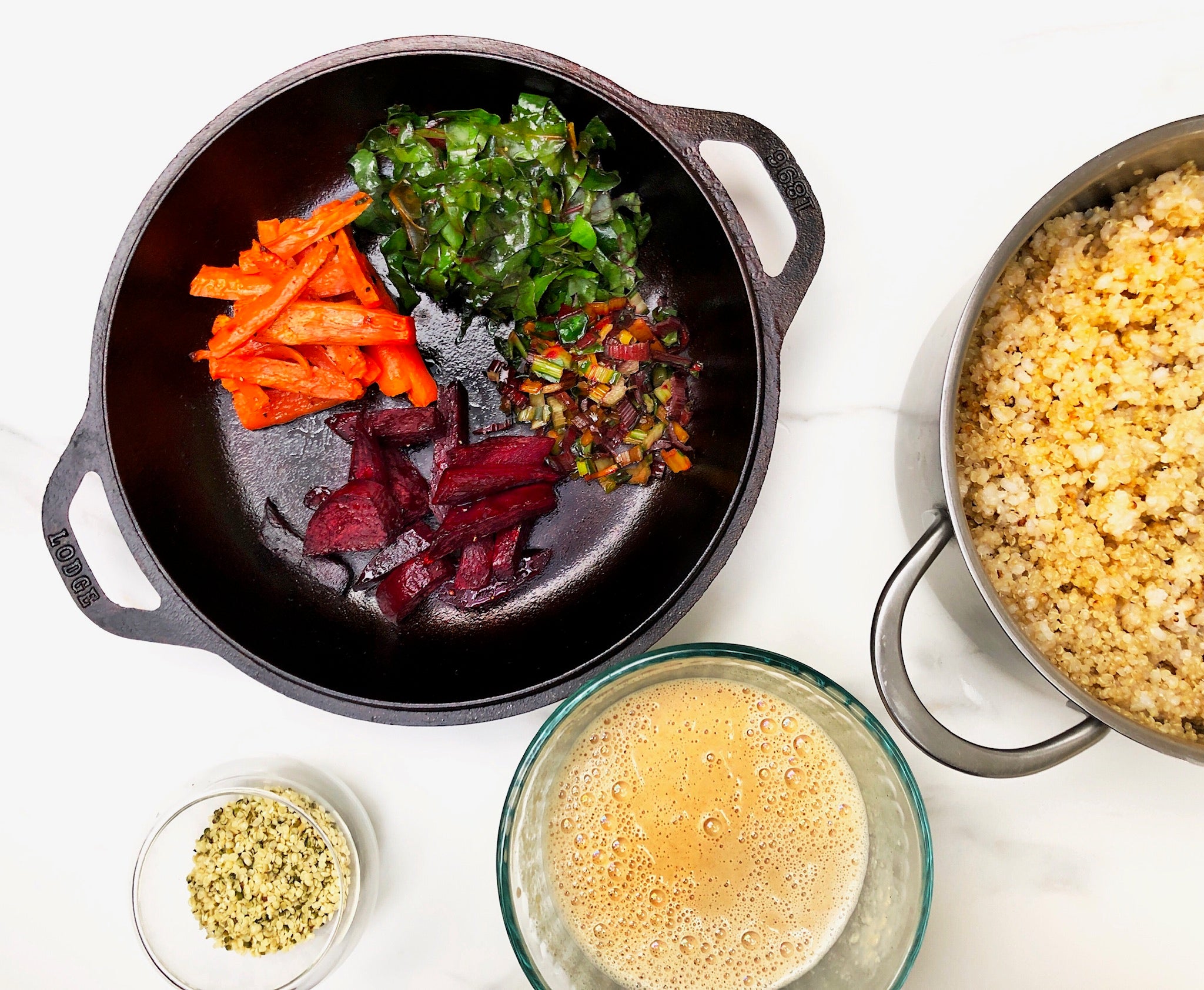 Verduras rostizadas con arroz integral, quinoa y salsa de Miso con Tahini.
